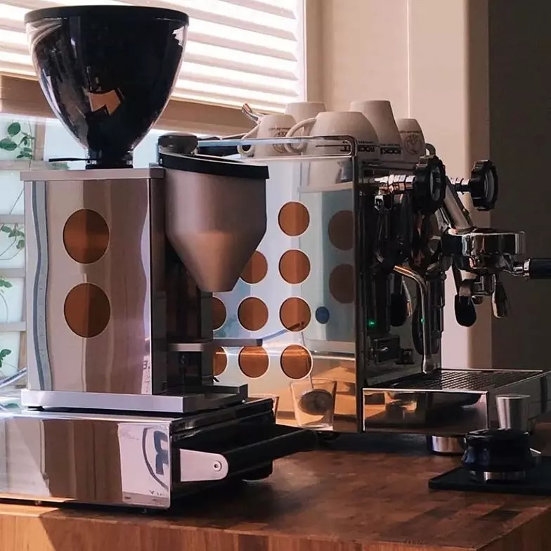 Měděný kávomlýnek Fausto. Zdroj obrázku: Rocket Espresso Měděný kávomlýnek Fausto.